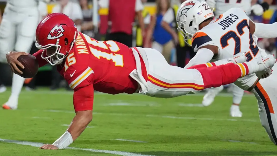 Kansas City venceu o Denver Broncos por 31 a 10 no início da temporada, mesmo com as estatísticas de passe de Patrick M…