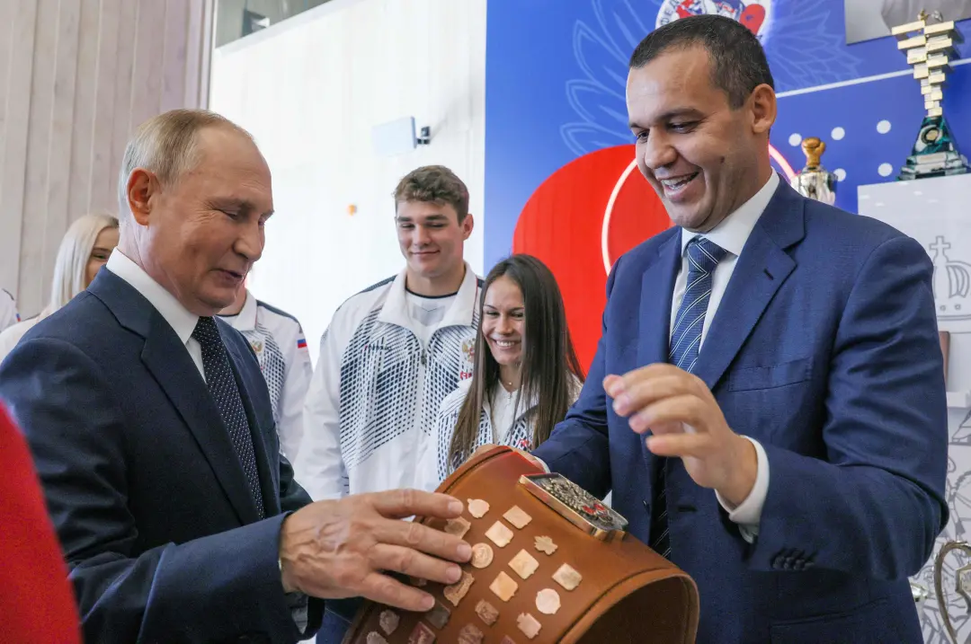 Empresário russo com laços no Kremlin pagou centenas de mil dólares para a festa do filho de Donald Trump nas Bahamas. …