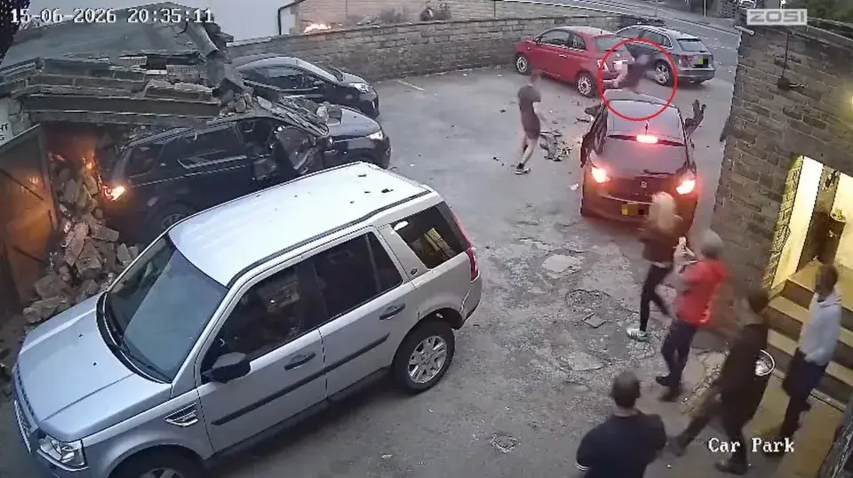 Bradford, Inglaterra. Um personal trainer foi condenado a 23 meses de prisão por jogar seu SUV contra um carro e depois…