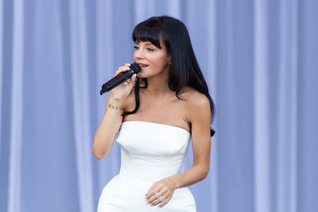 Lily Allen faz gira mundial sem álcool pela primeira vez em duas décadas. Diz que não sente o rock and roll do jeito an…