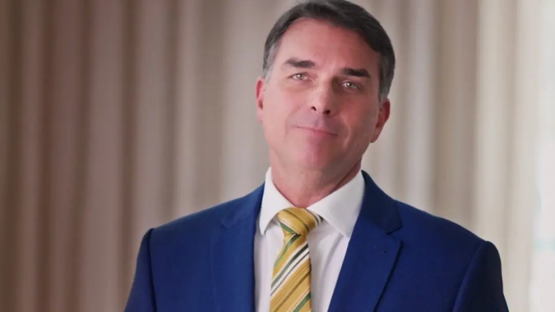 Flávio Bolsonaro disse que Lula e Moraes fazem parte de um sistema podre durante o pronunciamento de campanha. Pondero …