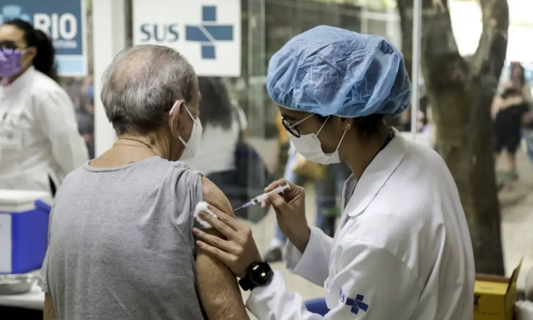 Mais de 2,3 milhões de pessoas no Brasil podem ter acesso à vacina contra pneumonia pelo SUS, liberada para quem tem 85…