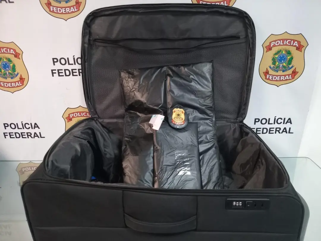 Aeroporto do Galeão, PF prende homem com 3,5 quilos de cocaína em flagrante. Esse tipo de contrabando mostra a fragilid…