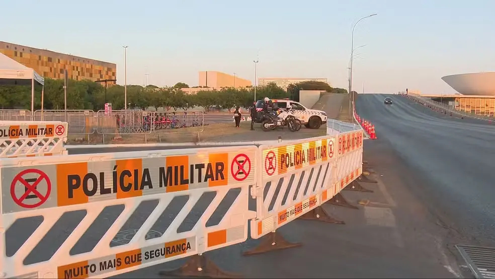 A Praça dos Três Poderes teve o acesso fechado na terça para o julgamento do STF sobre as 52 mensagens entre Daniel Vor…