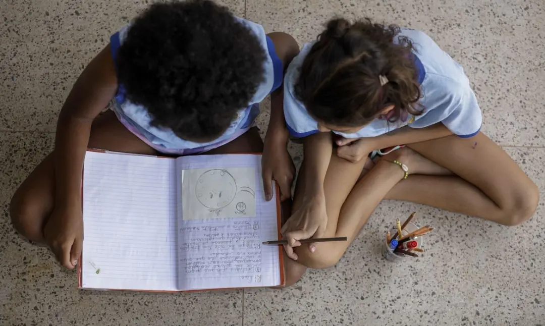 16% dos cuidadores relatam racismo em crianças de 0 a 6 anos, segundo pesquisa de 2025. O filme Nosso Segredo mostra o …