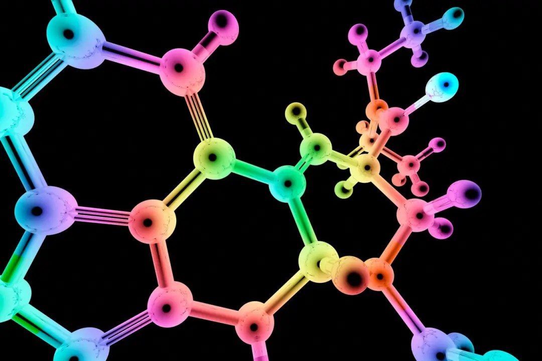 LSD pode ser aprovado para ansiedade nos Estados Unidos em 2027, após um estudo avançado mostrar alívio nos sintomas. A…