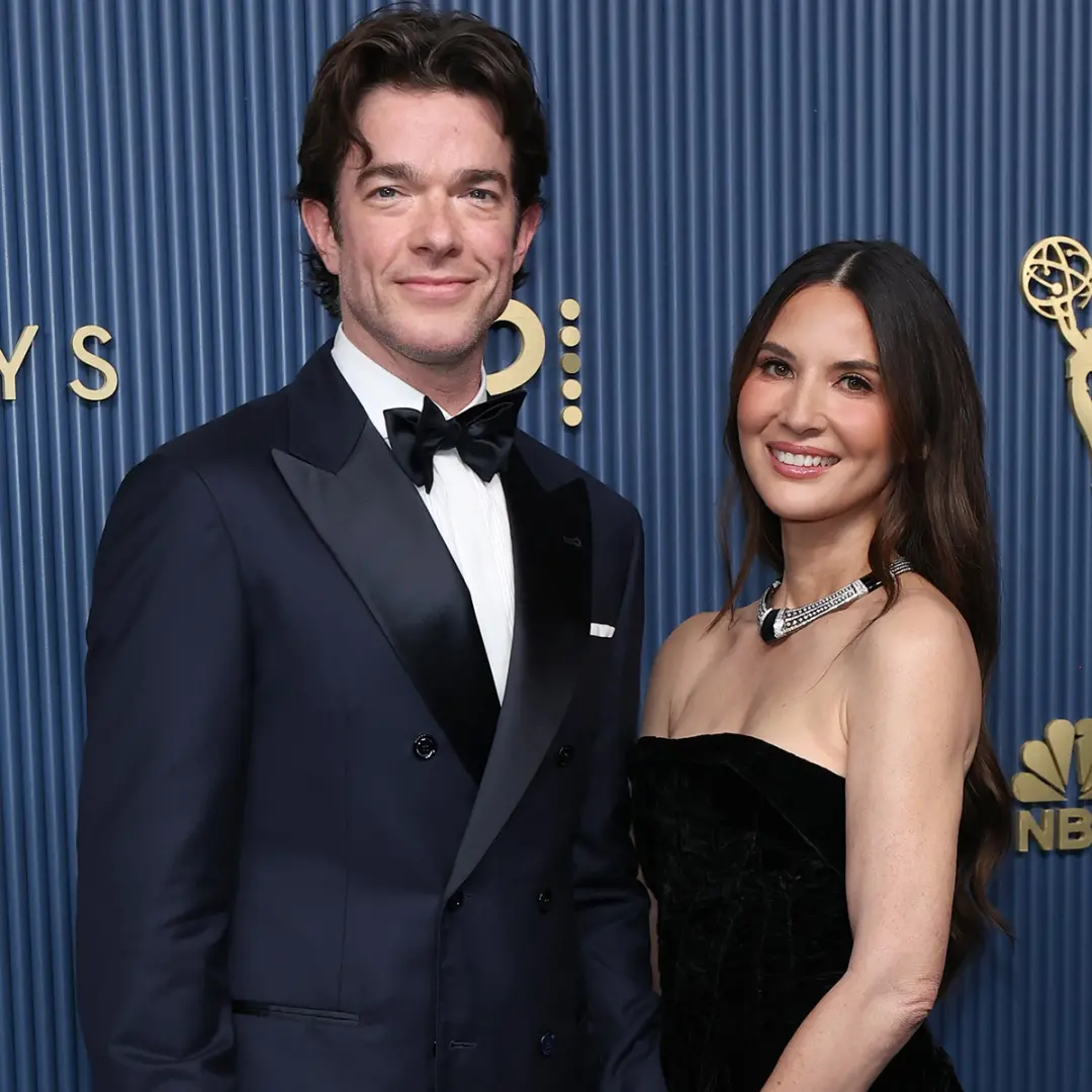 Olivia Munn mandou uma mensagem para a filha Méi, que faz dois anos, nos Emmys de 2026. É bacana ver esses momentos de …