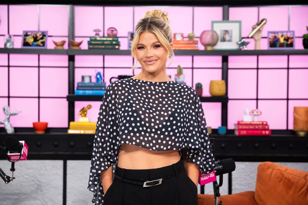 Witney Carson, dançarina profissional, detalhou sua jornada vulnerável competindo no DWTS estando quatro meses grávida.…