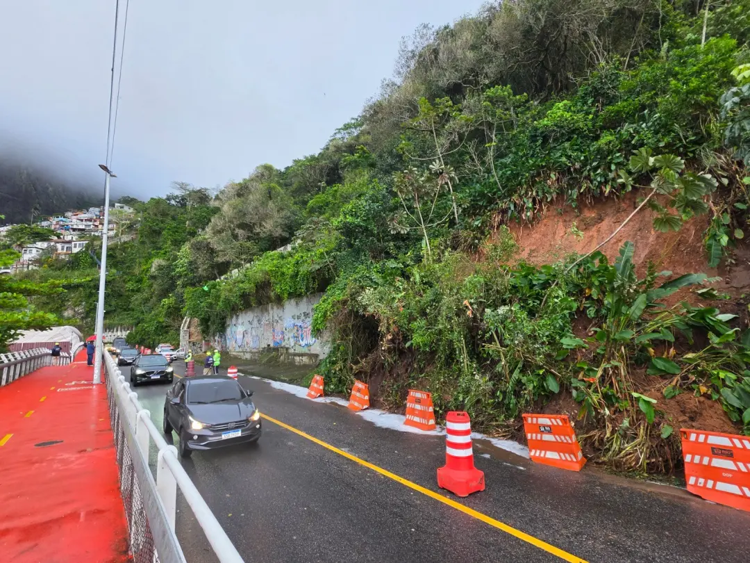 Avenida Niemeyer, que liga Leblon e São Conrado no Rio, teve as pistas liberadas às 9h20 após um deslizamento na Estrad…