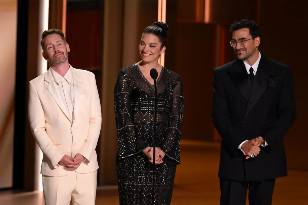 Macaulay Culkin homenageou Catherine O'Hara no Emmy Awards, chamando-a de mamãe de todos nós. É um gesto forte de quem …