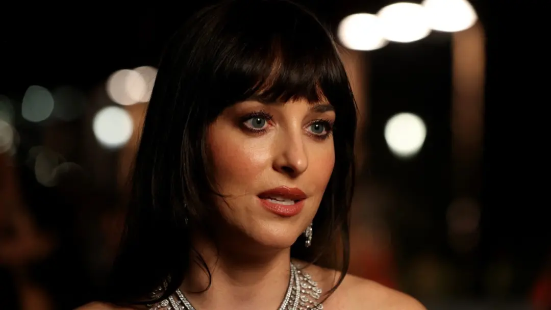 Dakota Johnson dormindo até 14 horas por noite. Isso mostra que a necessidade de descanso varia muito de pessoa pra pes…
