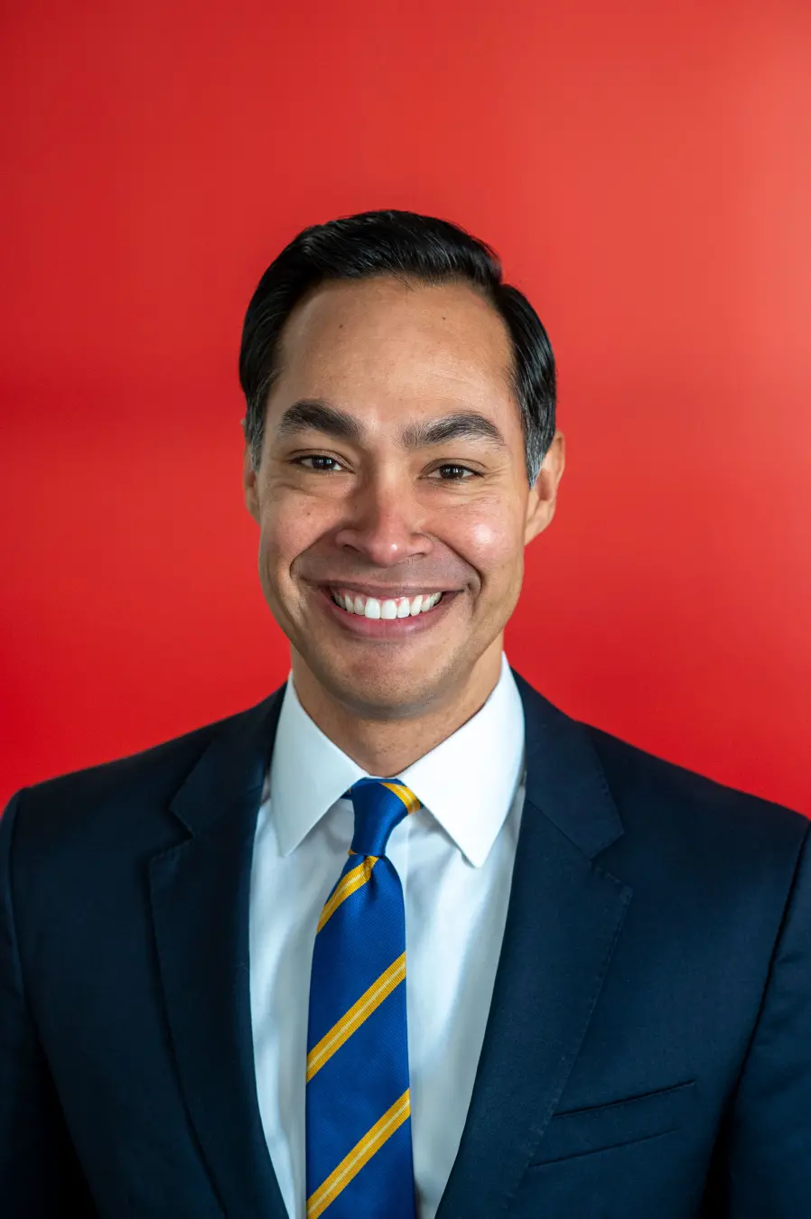 Julián Castro tá reforçando as comunidades latinas com um auxílio. Isso é bom porque mostra que há foco em apoiar grupo…