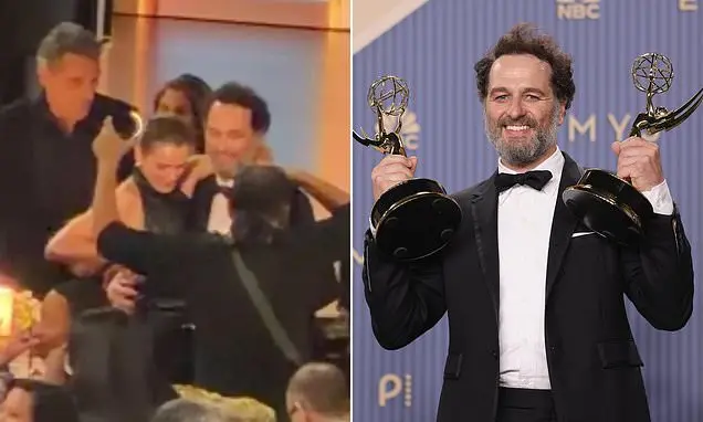 Keri Russell apareceu em cenas de bastidores com o parceiro Matthew Rhys e pareceu dispensar a mão dele depois de ele g…