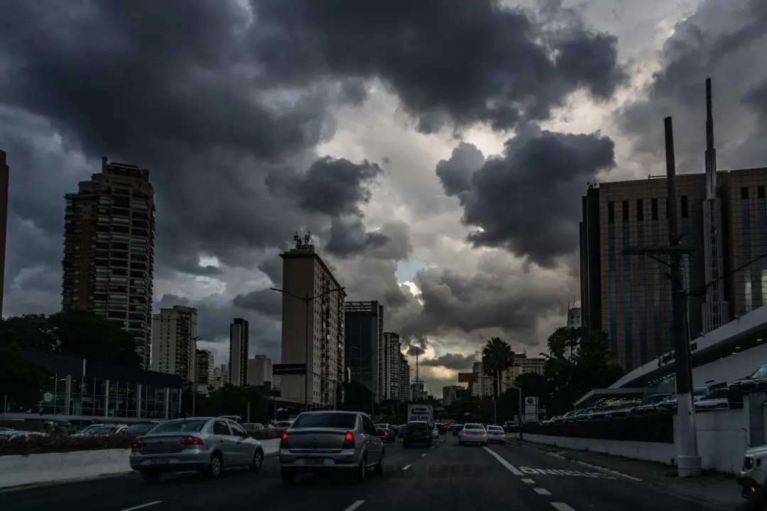 Chuvas deixaram dois mortos e um desaparecido em São Paulo, e o governo decretou emergência em cinco cidades. Os desliz…