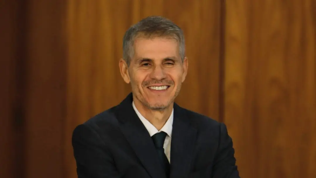 Quarenta por cento contra quarenta e dois do Flávio Bolsonaro nas simulações de segundo turno. A pressão sobe sobre que…