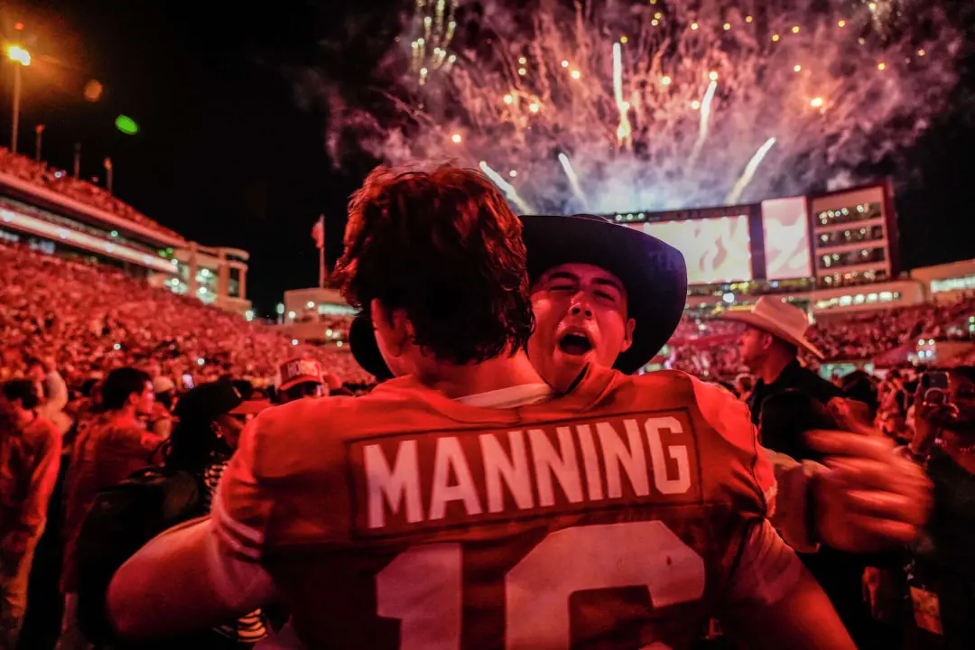 Texas venceu Ohio State por 24 a 23 no Darrell K Royal Stadium. Virou o jogo depois de estar perdendo por 23 a 3, marca…