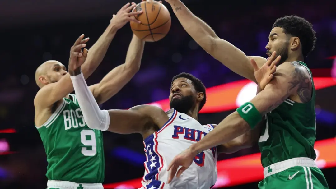 Boston Celtics com Devin Carter adicionado. A equipe tem 14 jogadores em contrato padrão e quatro em acordos Exhibit 10…