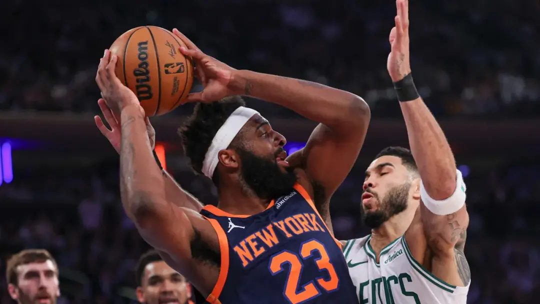 Mitchell Robinson mostrou para um técnico dos Celtics umas jogadas de bola e arremesso durante o treino em Boston. Acho…