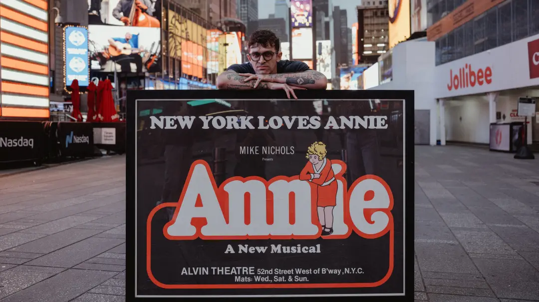 Annie volta para Broadway em 2027 para a 50 anos de uma produção com Sam Pinkleton. É bom ver um clássico assim ganhand…