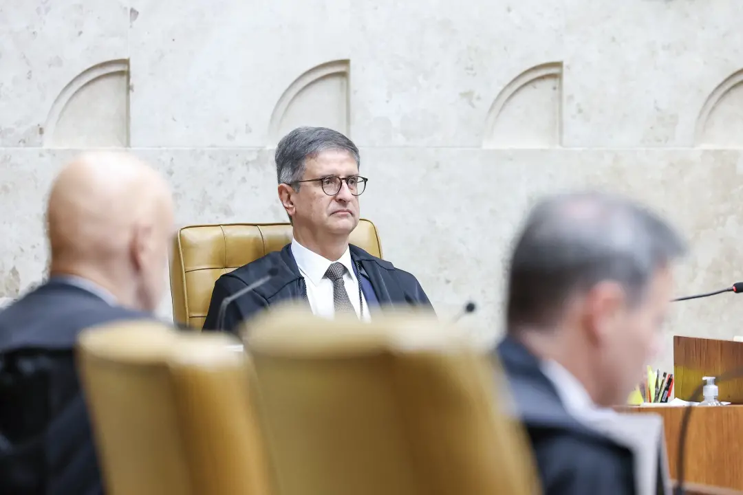 Gonet participa da sessão sobre mensagens de Vorcaro com Moraes. Isso expõe a complexidade das relações entre o poder e…
