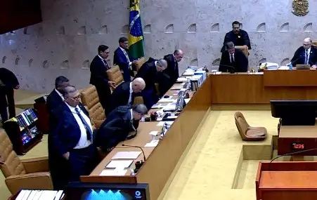 Alexandre de Moraes e André Mendonça lado a lado no plenário do STF nesta terça, analisando o caso sobre mensagens com …