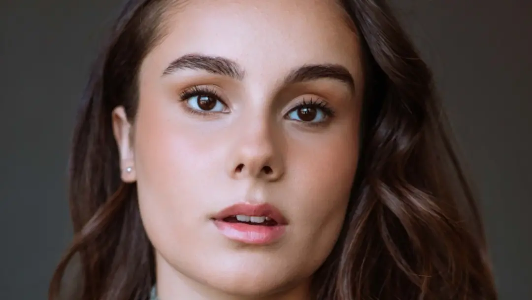 Sienna Belle estreia em filme internacional The Fox Sisters, interpretando Maggie Fox, com lançamento marcado para 24 d…