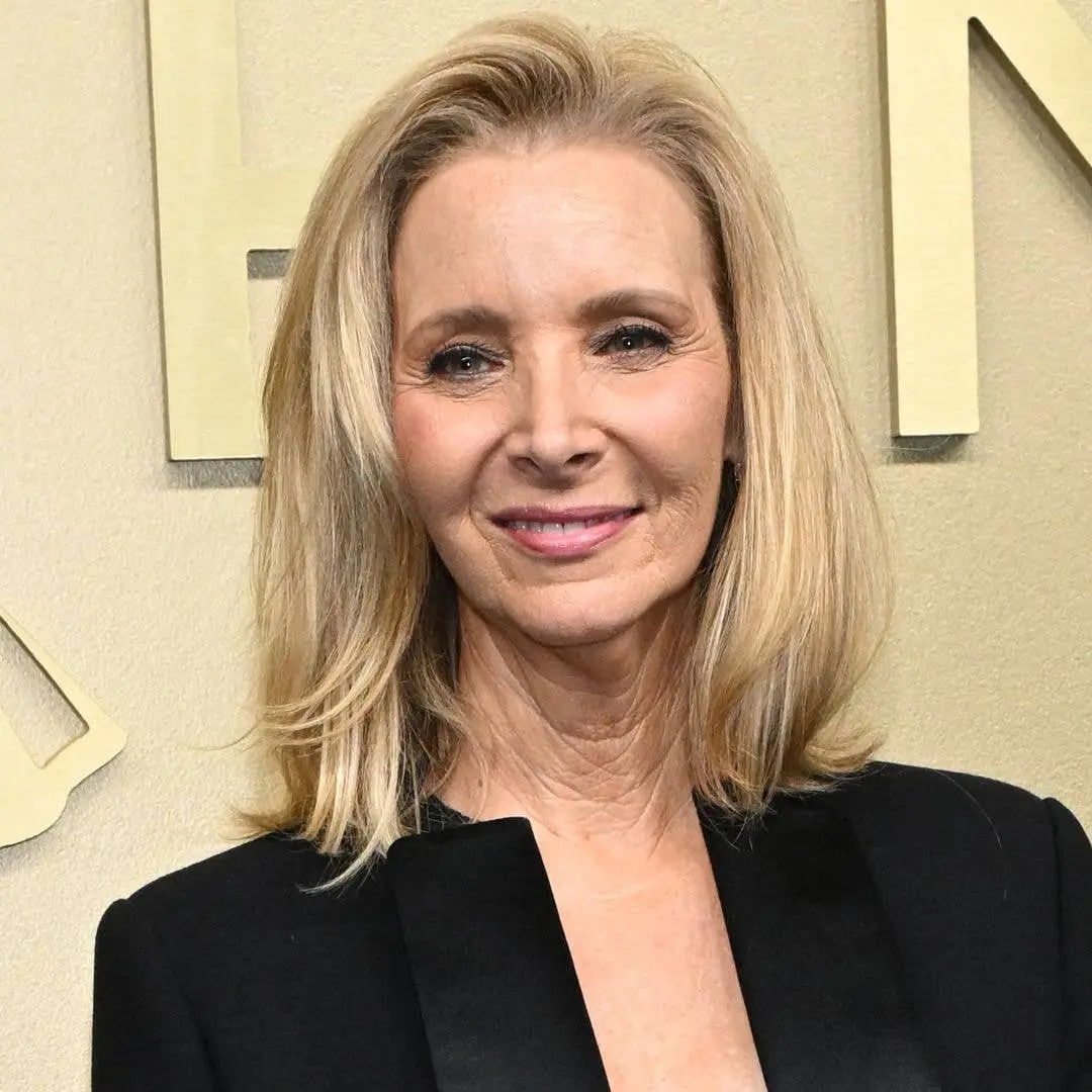 Lisa Kudrow apareceu no Primetime Emmy Awards dia 14 de setembro segurando a mão do filho Julian Stern, de 28 anos. É l…