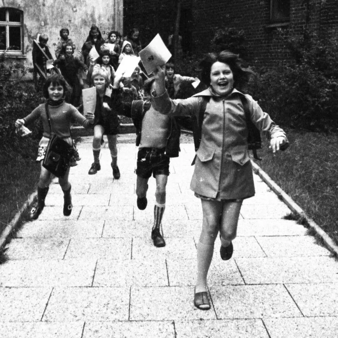 Novos itens de almoço dos anos 80, como Angel Delight e bebidas açucaradas, estão proibidos nas escolas hoje. A mudança…