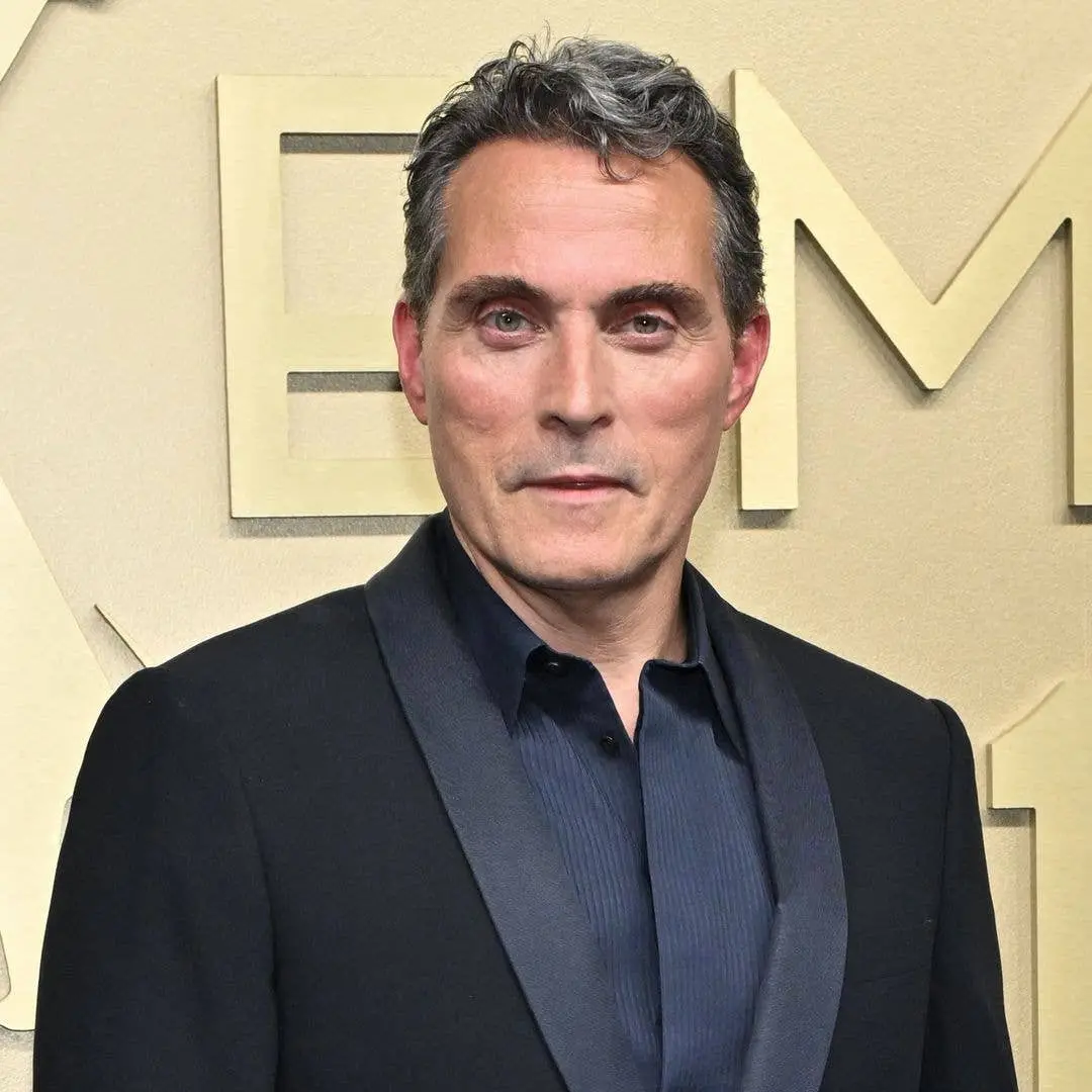 Rufus Sewell comentou semanas agitadas com Heath Ledger no tapete vermelho do BAFTA Tea Party, marcando 25 anos de A Kn…
