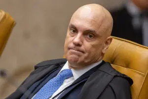 Ministros do STF vão julgar o pedido de investigação sobre Moraes e Vorcaro em Brasília. O uso de celular foi proibido …