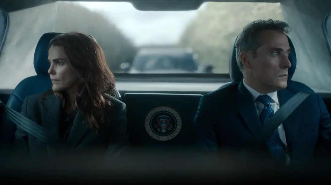 Keri Russell, como em The Diplomat temporada 4, confronta o marido e o presidente sobre a política externa agressiva. A…