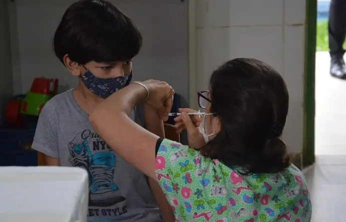 Mais de 10 mil crianças e adolescentes foram atendidos no Programa Saúde na Escola em Goiânia, com 7.924 doses de vacin…