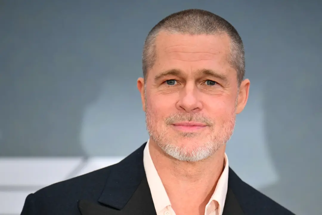Brad Pitt, aos 62 anos, mantém físico definido com rotina de cuidados com a pele que aprendeu com maquiador. Cuidar da …