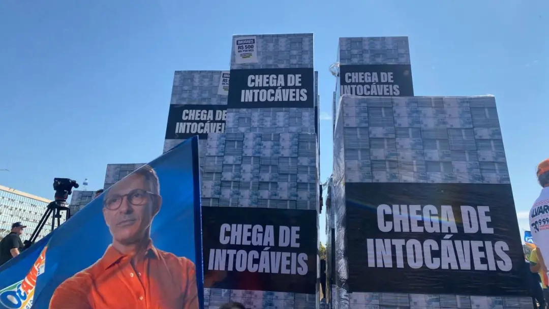 Blocos simulando maços de dinheiro apareceram na Esplanada dos Ministérios citando contratos de R$ 131 milhões ligados …