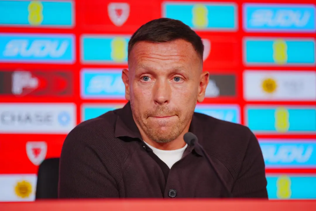 Craig Bellamy recusou a oferta de técnico no Burnley, optando por ficar responsável pela seleção de Gales. É um lance q…