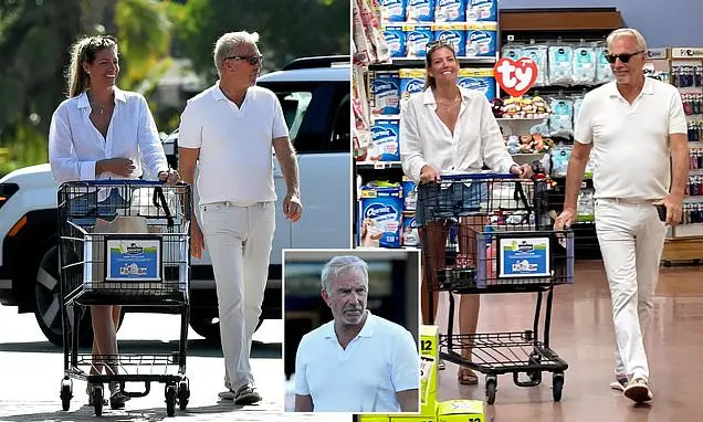 Kevin Costner, 71 anos, visto sendo bem afetuoso com uma mulher desconhecida enquanto faz compras no supermercado perto…