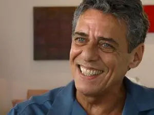 Filha de Chico Buarque rebate a fama de talarico do pai, afirmando que eles nunca foram amigos. A postura dela é clara,…
