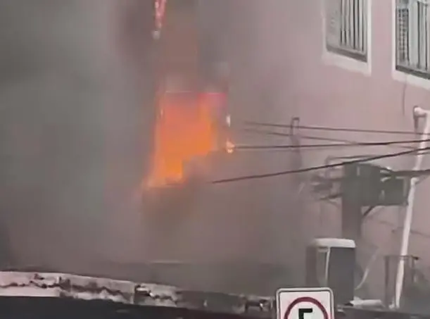 Catete, Rio, teve bar atingido por incêndio na manhã de terça-feira. Os bombeiros controlaram o fogo, que começou na co…