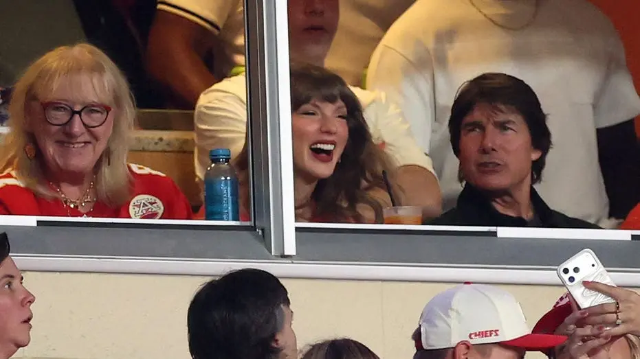 Taylor Swift esteve em Arrowhead Stadium, em Los Angeles, enquanto seu marido Travis Kelce jogava, e participou de uma …
