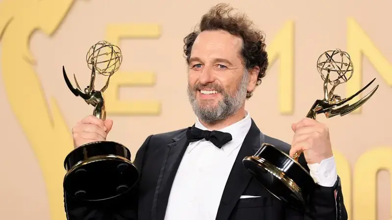 Widow’s Bay levou 11 prêmios no Emmy em Los Angeles, incluindo melhor série de comédia. É um feito grande para a produç…