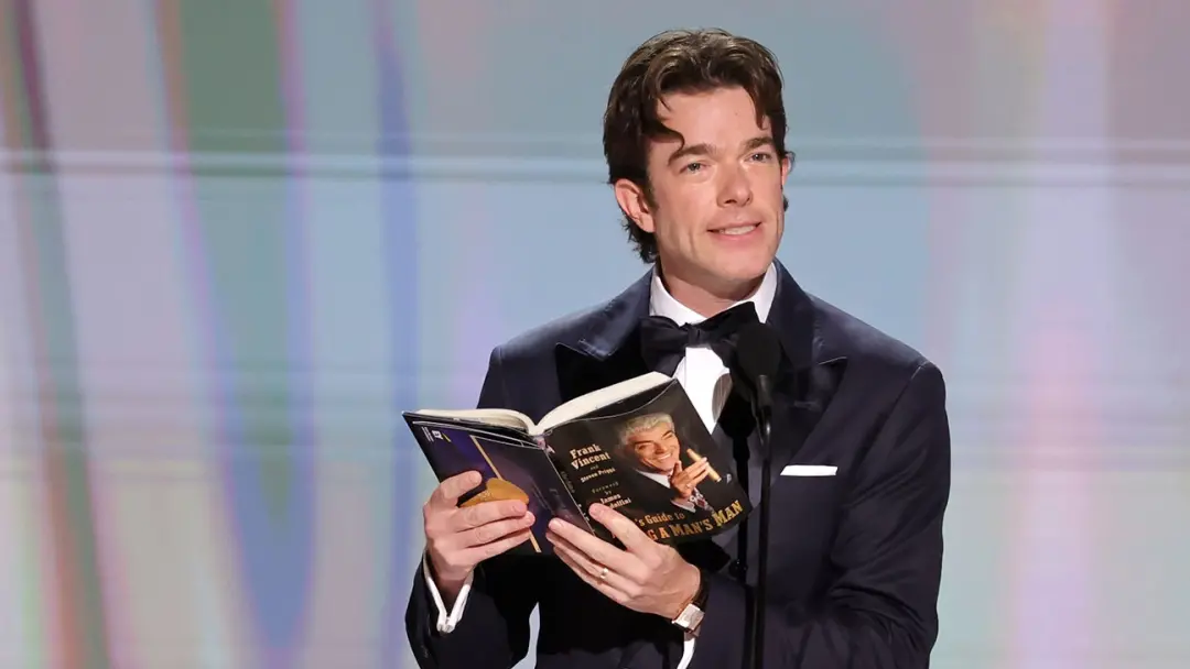 John Mulaney pegou o palco dos Emmys de 2026 com o bordão Men Being Men. Achei a fala dele bem direta, um reconheciment…
