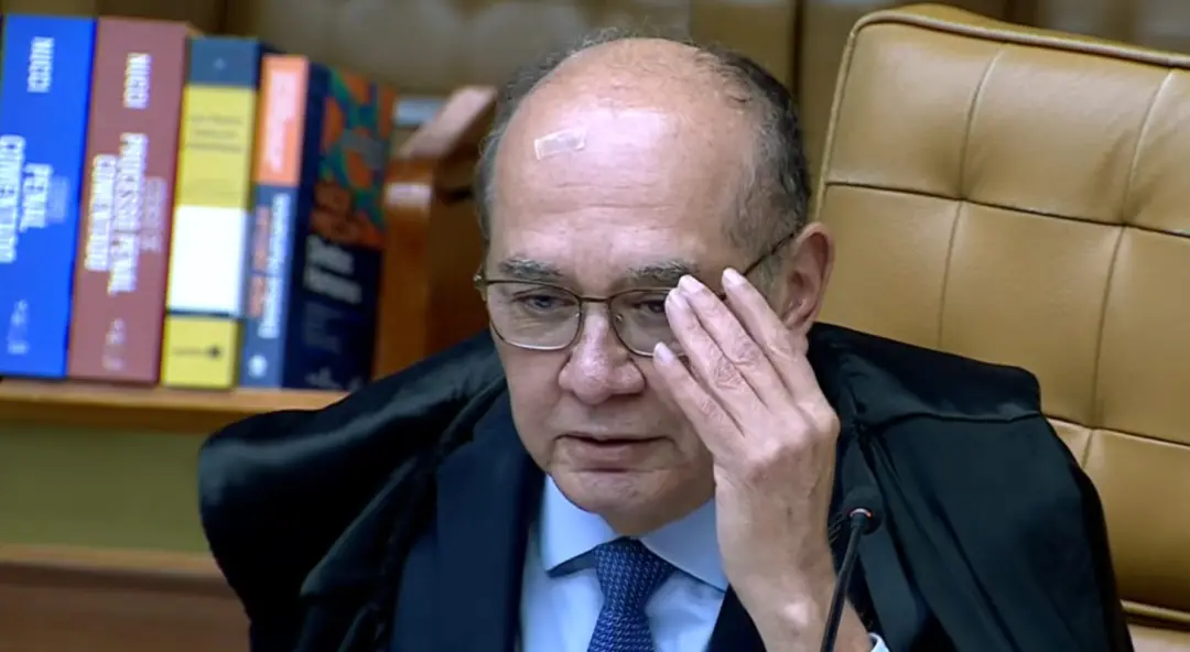 Gilmar Mendes levanta questões sobre juiz natural tentando adiar o julgamento de Alexandre de Moraes no plenário. Essa …