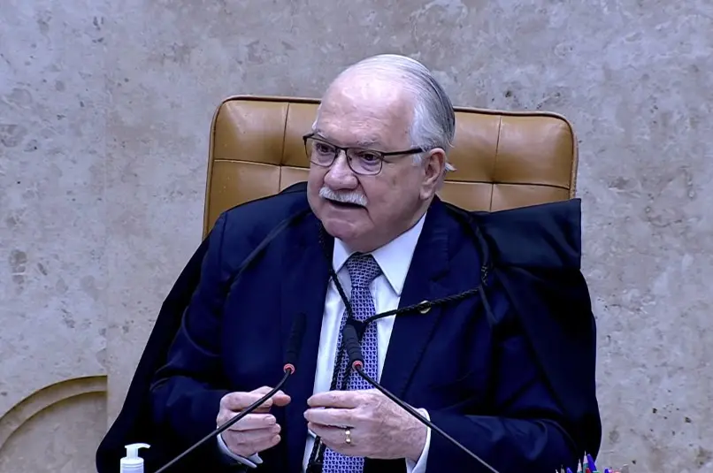 Plenário do STF com tensão na primeira hora da sessão sobre o relatório da PF. Muitos ministros consultando documentos …