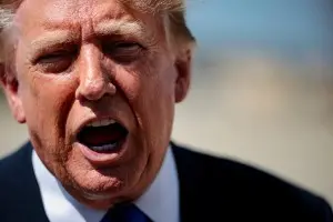 Trump atacou a Suprema Corte dos Estados Unidos depois que o tribunal rejeitou propostas dele de restringir o voto pelo…