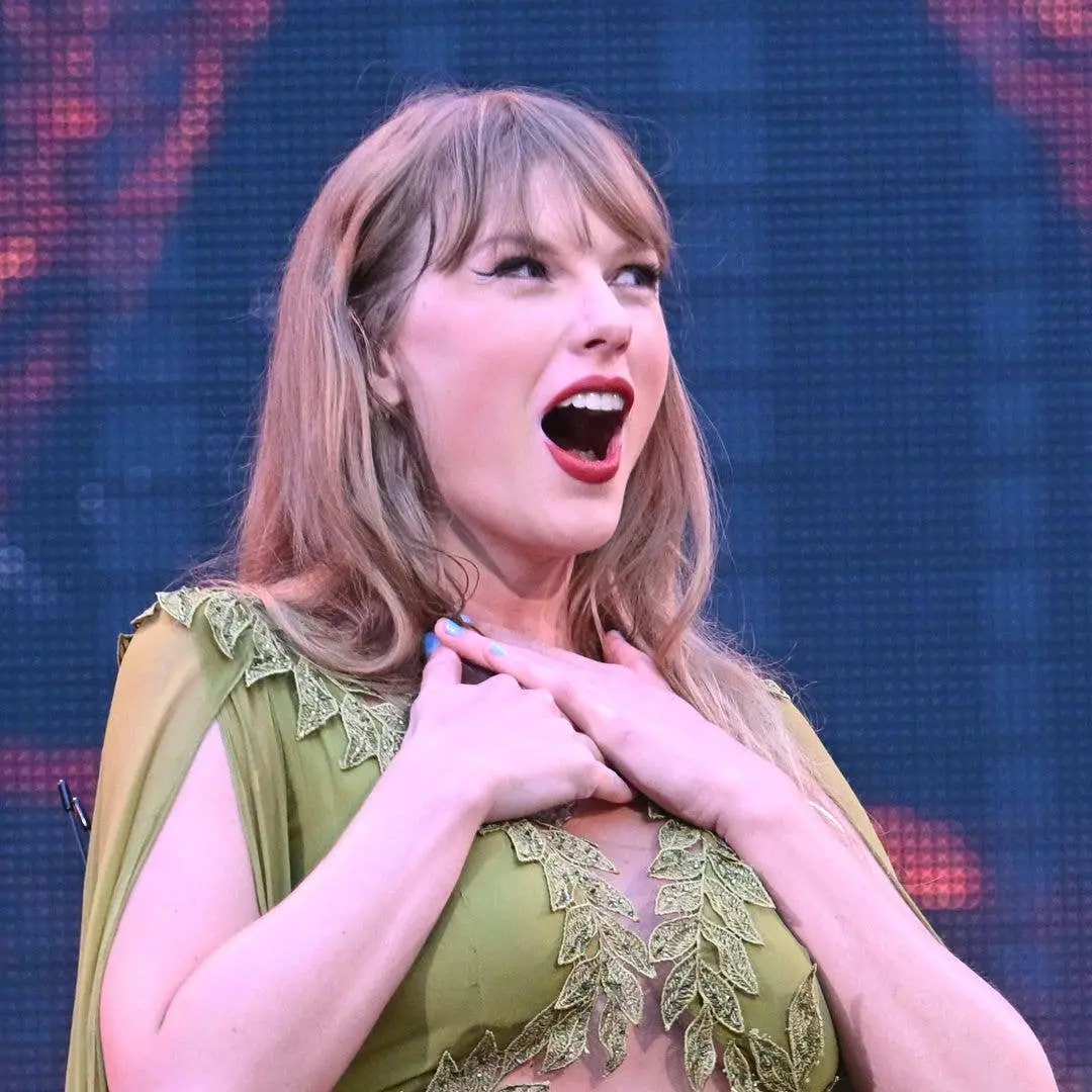 Taylor Swift com cabelo brilhoso apareceu no jogo da NFL do marido com Tom Cruise. Acho que a manutenção desse visual m…