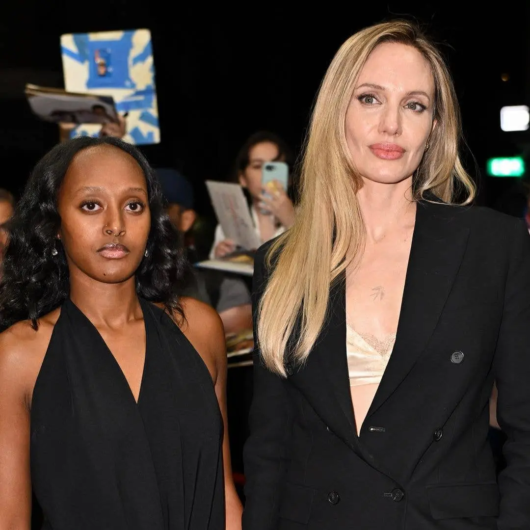 Angelina Jolie e a filha Zahara apareceram em Nova York no evento Without Blood usando roupas coordenadas. Achei o look…