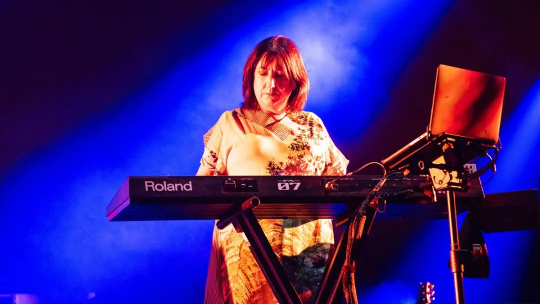 Gillian Gilbert, tecladista do New Order, é quem luta contra o câncer, e não Stephen Morris, como se entendeu por algum…