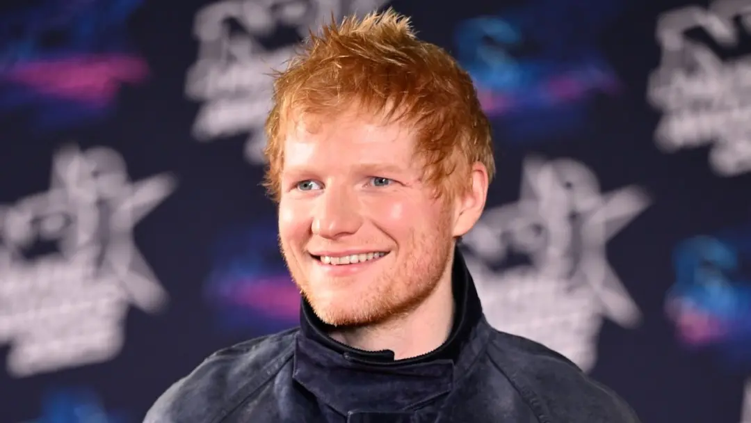 Ed Sheeran falou sobre a saída de Macklemore da turnê. Ele disse que a remoção aconteceu por decisão dos promotores, ap…