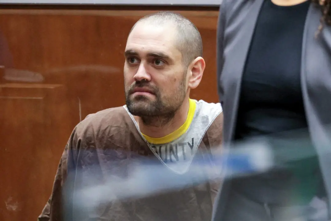 Nick Reiner enfrenta duas acusações de homicídio pelos assassinatos dos pais. A promotoria diz que ele nao enfrentará a…