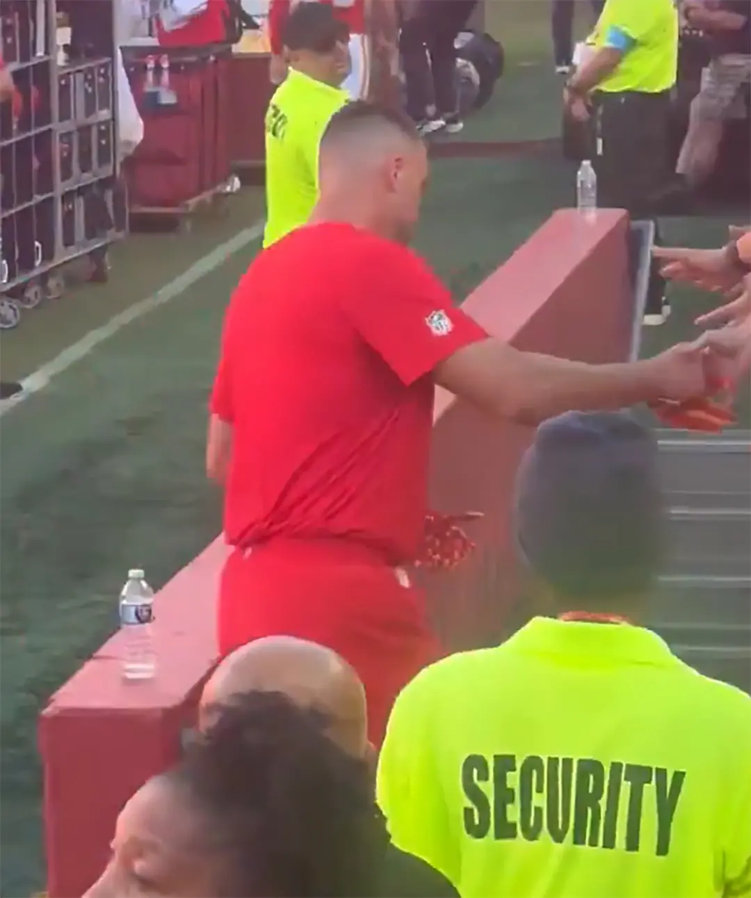 Travis Kelce deu um tapa em um torcedor que tentou pegar a luva dos Chiefs no campo. O gesto mostra um limite estabelec…